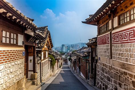 Bukchon Hanok Village: Kolorowy Okienny Wizerunek Zeszłego Wieku!