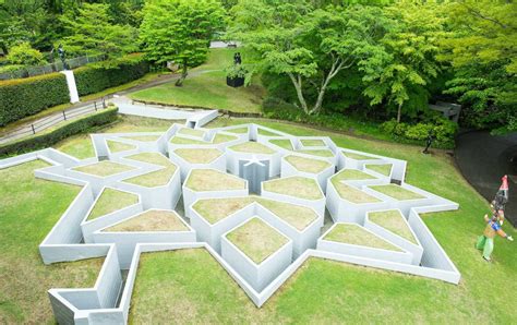  Hakone Open-Air Museum: Ścieżki Sztuki w Ośrodku Góry Fudzi!