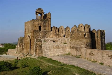  Qila Rohtas Fort: Rozległe ruiny historii i architektury Mughal