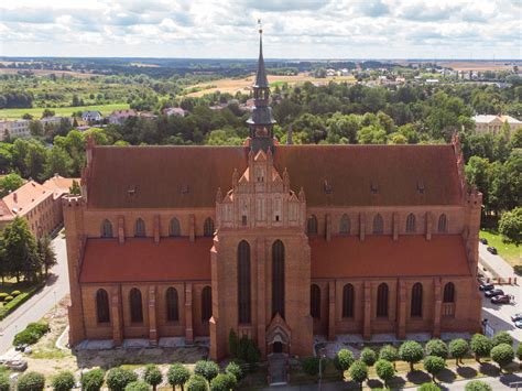 Zapaśnicza Katedra: Architektoniczna Perła i Sanktuarium Siły!